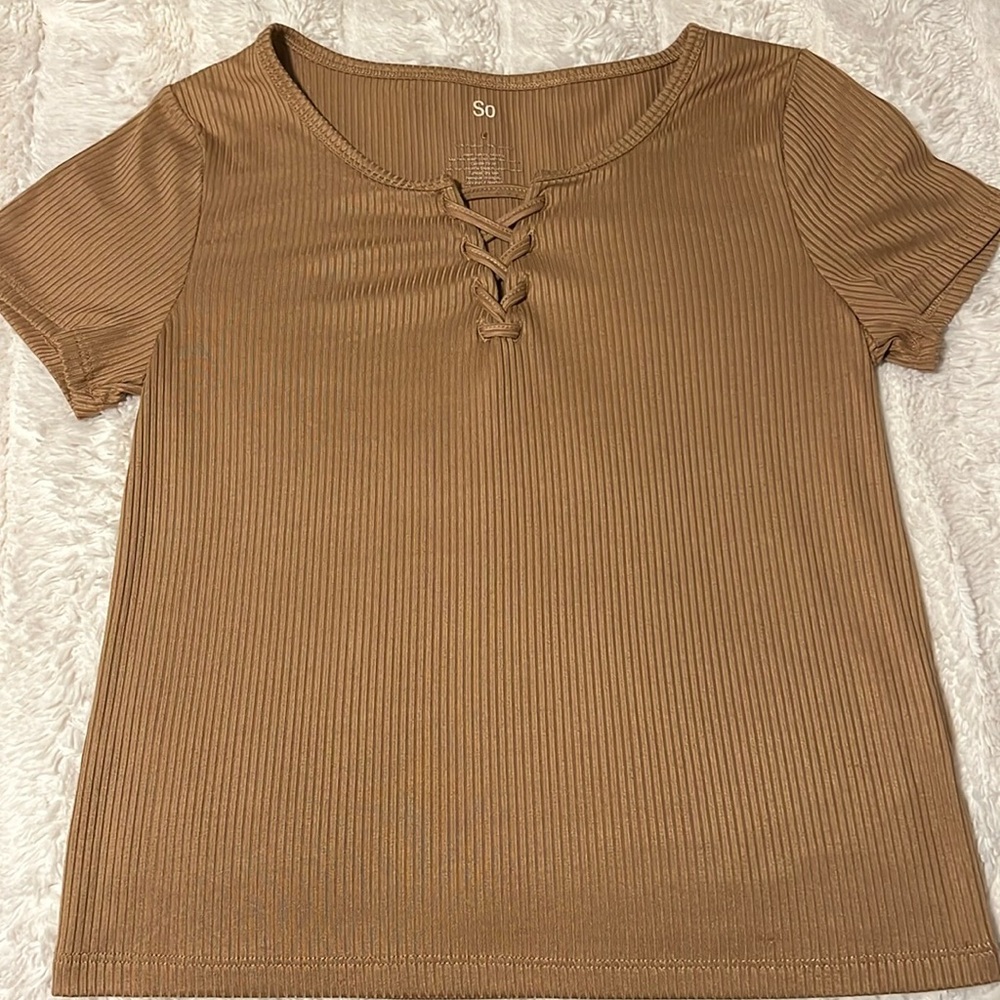 Selling a Kohl’s kids, tee and size large